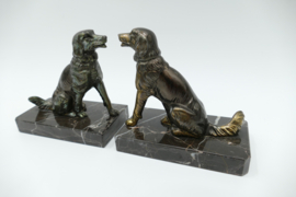Een paar Art Deco boekensteunen in Zamac, in de vorm van Flat Coated Retrievers - c. 1930
