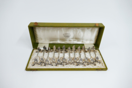 A set of 12 Silver Plated Louis XV Knife rests in their original case - Orfevrerie Wiskemann, c. 1925