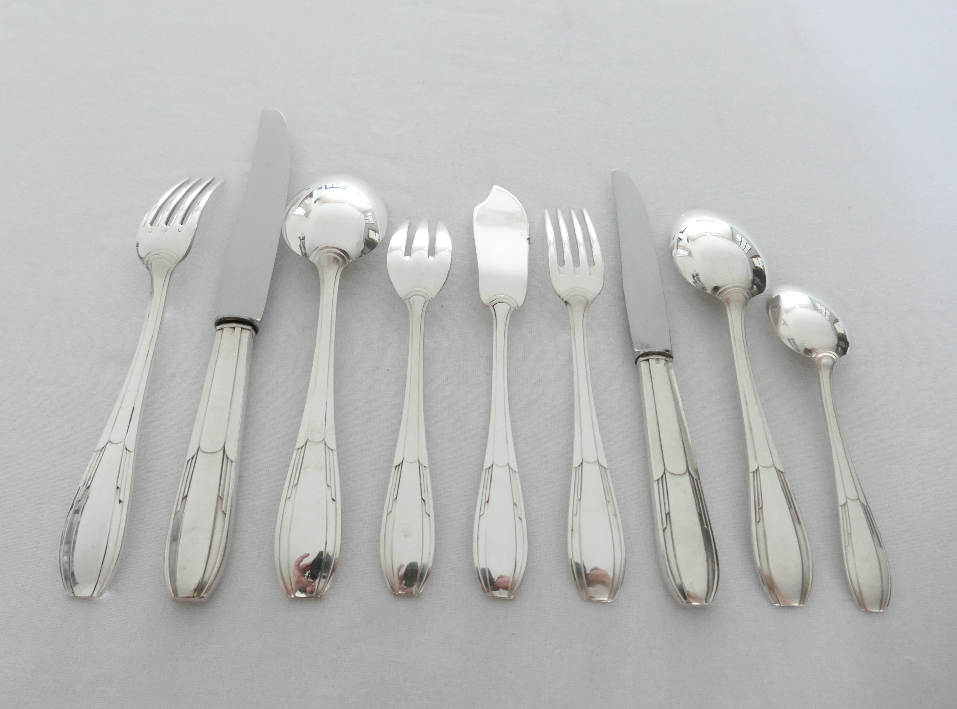Verzilverde Art Deco bestekcassette - 117-delig/12-persoons - Orfevrerie Perrin, Frankrijk - c. 1925