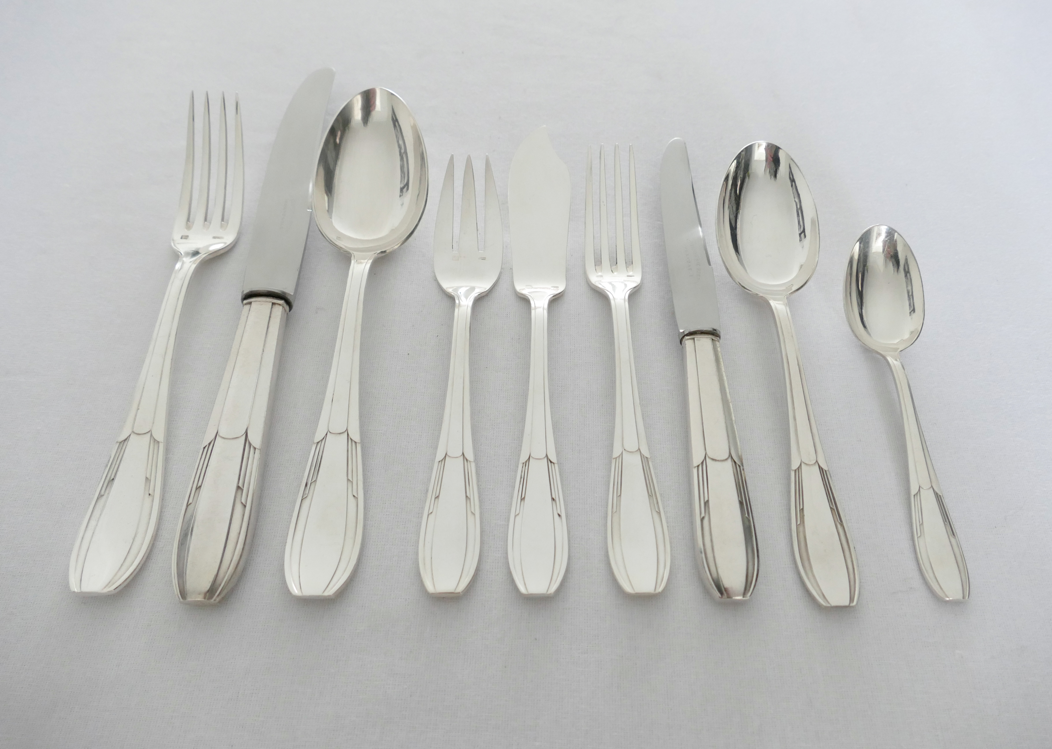 Verzilverde Art Deco bestekcassette - 117-delig/12-persoons - Orfevrerie Perrin, Frankrijk - c. 1925