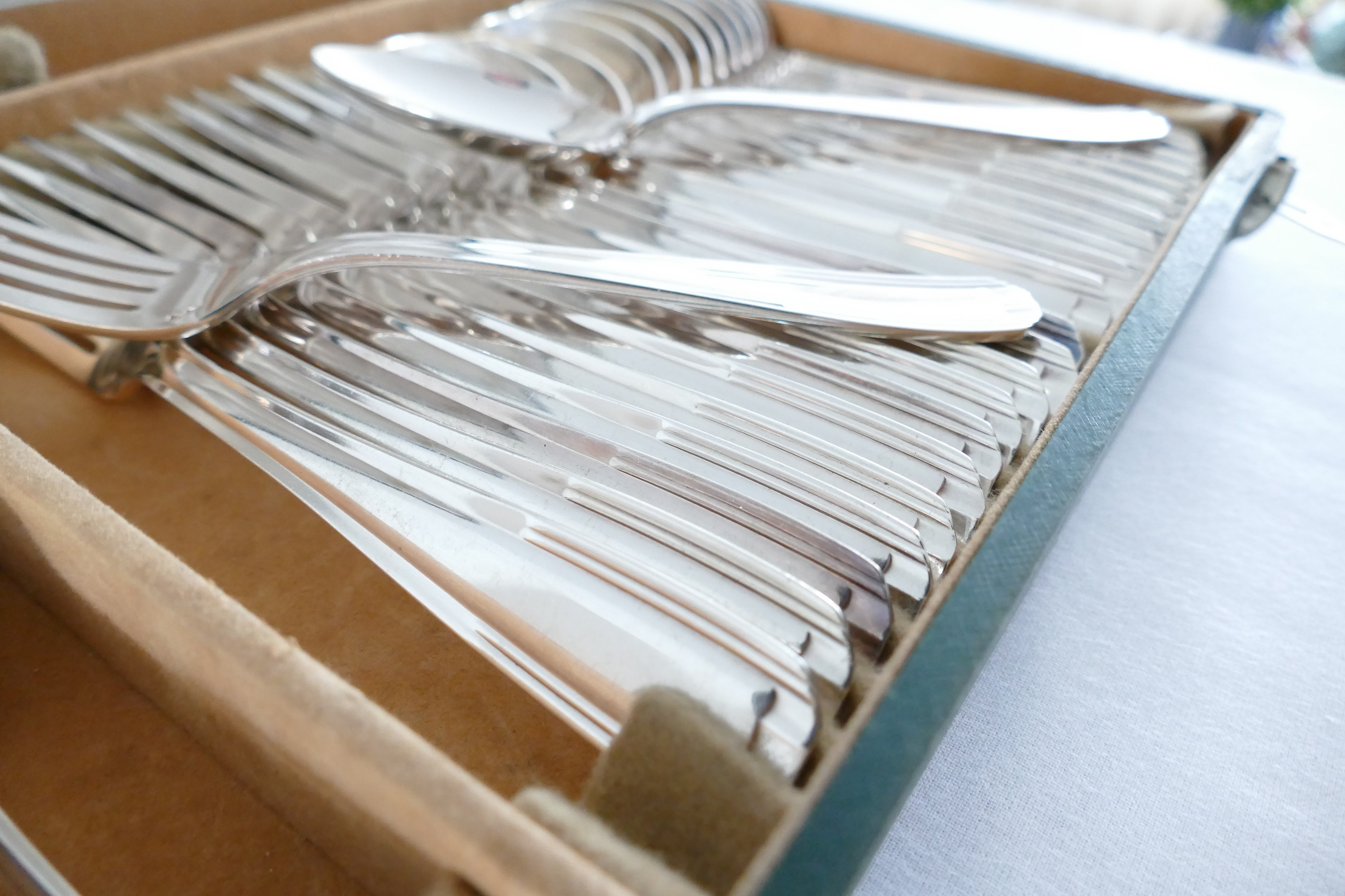 Christofle/Manufacture de L'Alfenide -  Paris - Art Deco Verzilverde Bestekcassette -   37-delig/12-persoons - Frankrijk, 1935-1950