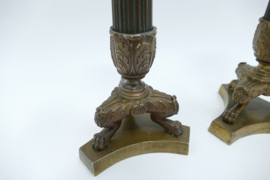 Een Paar Charles X Vuurverguld en gepatineerd bronzen Kandelaars - Frankrijk, c. 1830