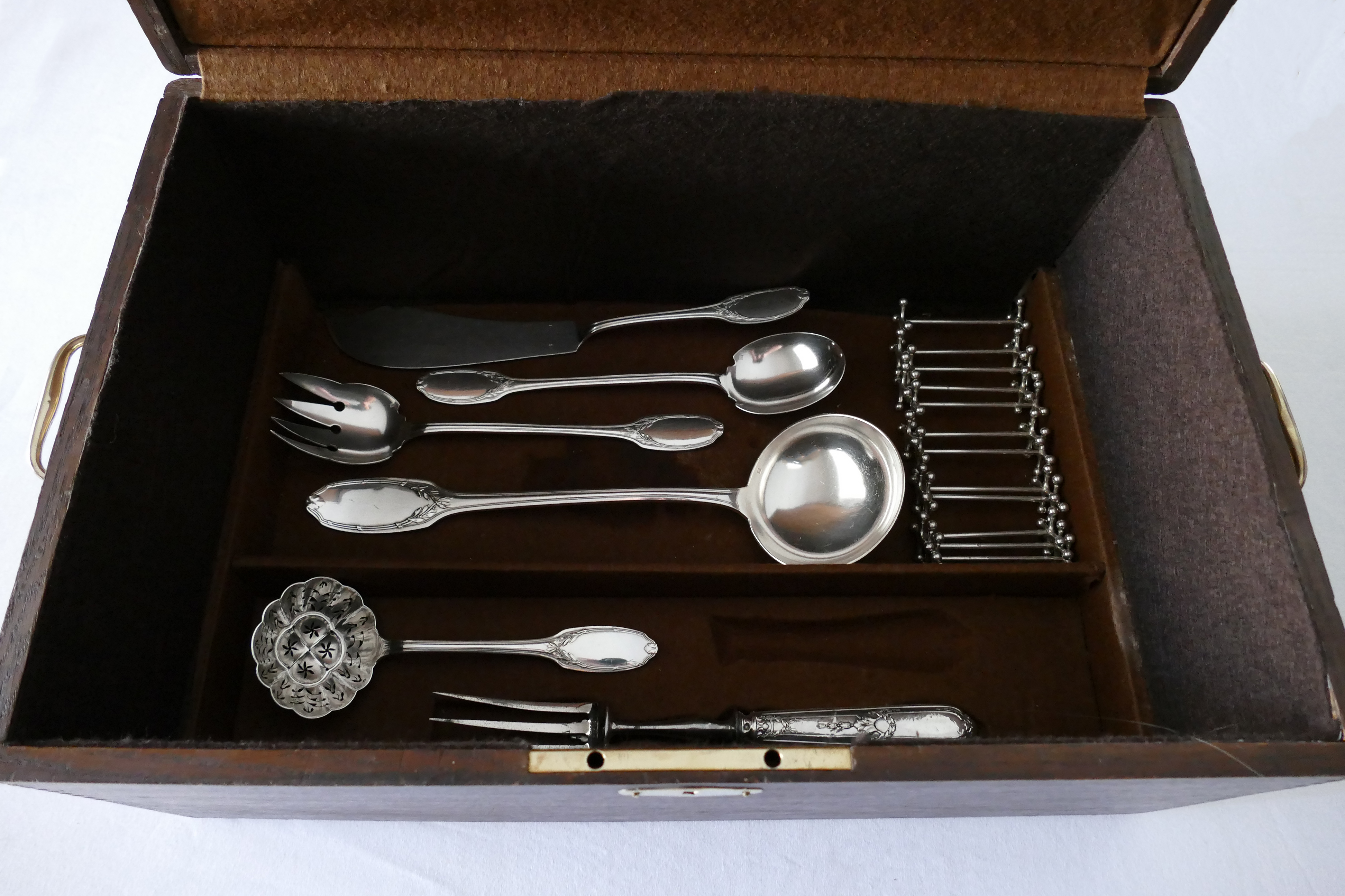 Christofle/Manufacture de L'Alfenide - Verzilverde bestekcassette - "Louis XVI Laurier" -   116-delig/12-persoons - Frankrijk, c. 1920