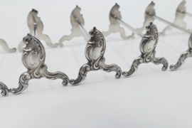 Een set van 12 verzilverde Rococo messenleggers - Orfevrerie Wiskemann - Brussel, midden 20e eeuw
