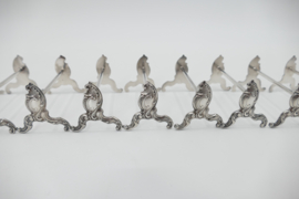 Een set van 12 verzilverde Rococo messenleggers - Orfevrerie Wiskemann - Brussel, midden 20e eeuw