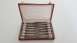 Wiskemann, Brussel - verzilverd bestek in cassettes - 94-delig - Louis XV/Rococo stijl - België, periode 1928-1979