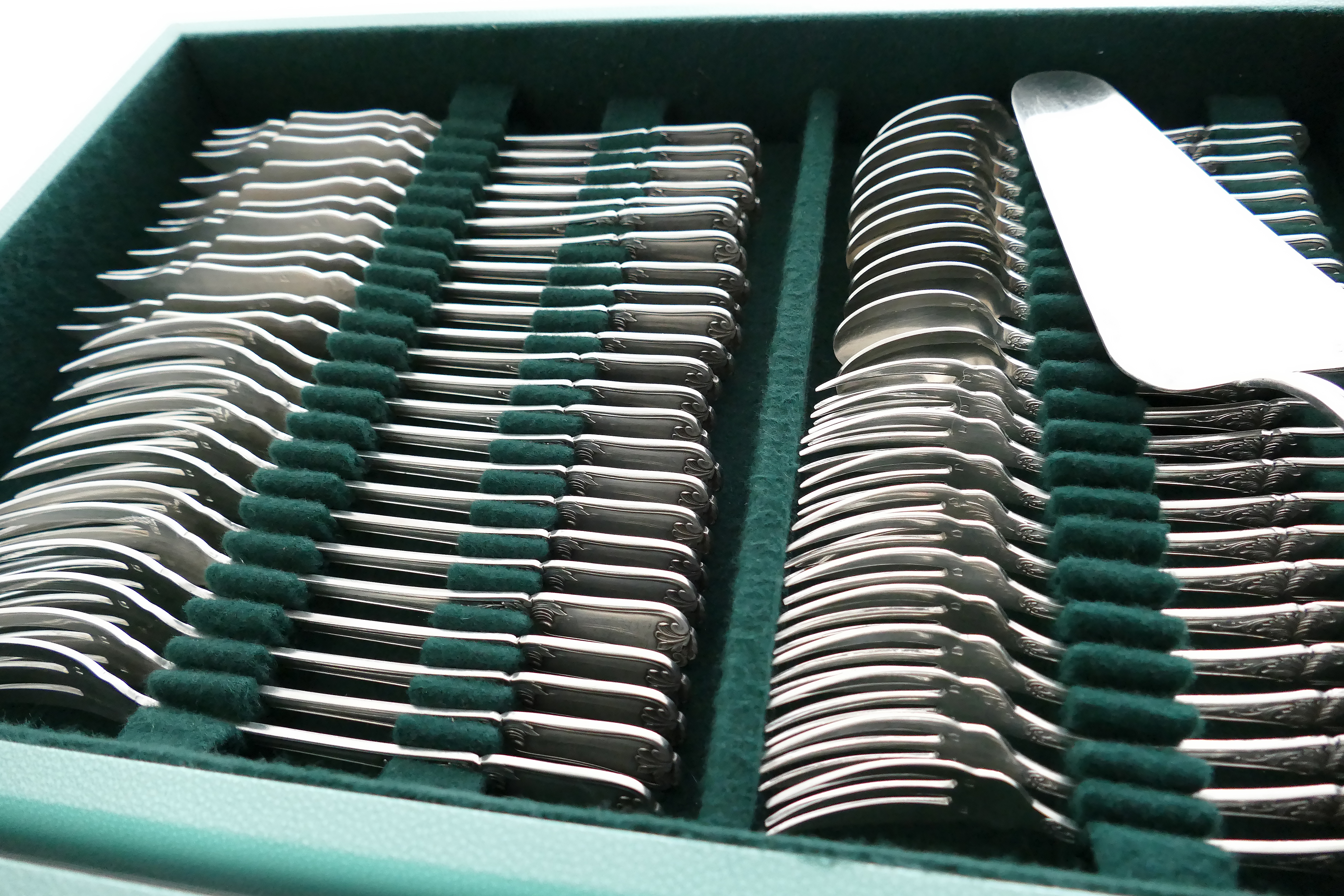 Silver Plated Cutlery Canteen in Règence-style - 136-piece/12-pax. - France, 1950's-1960's