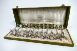 A set of 12 Silver Plated Louis XV Knife rests in their original case - Orfevrerie Wiskemann, c. 1925