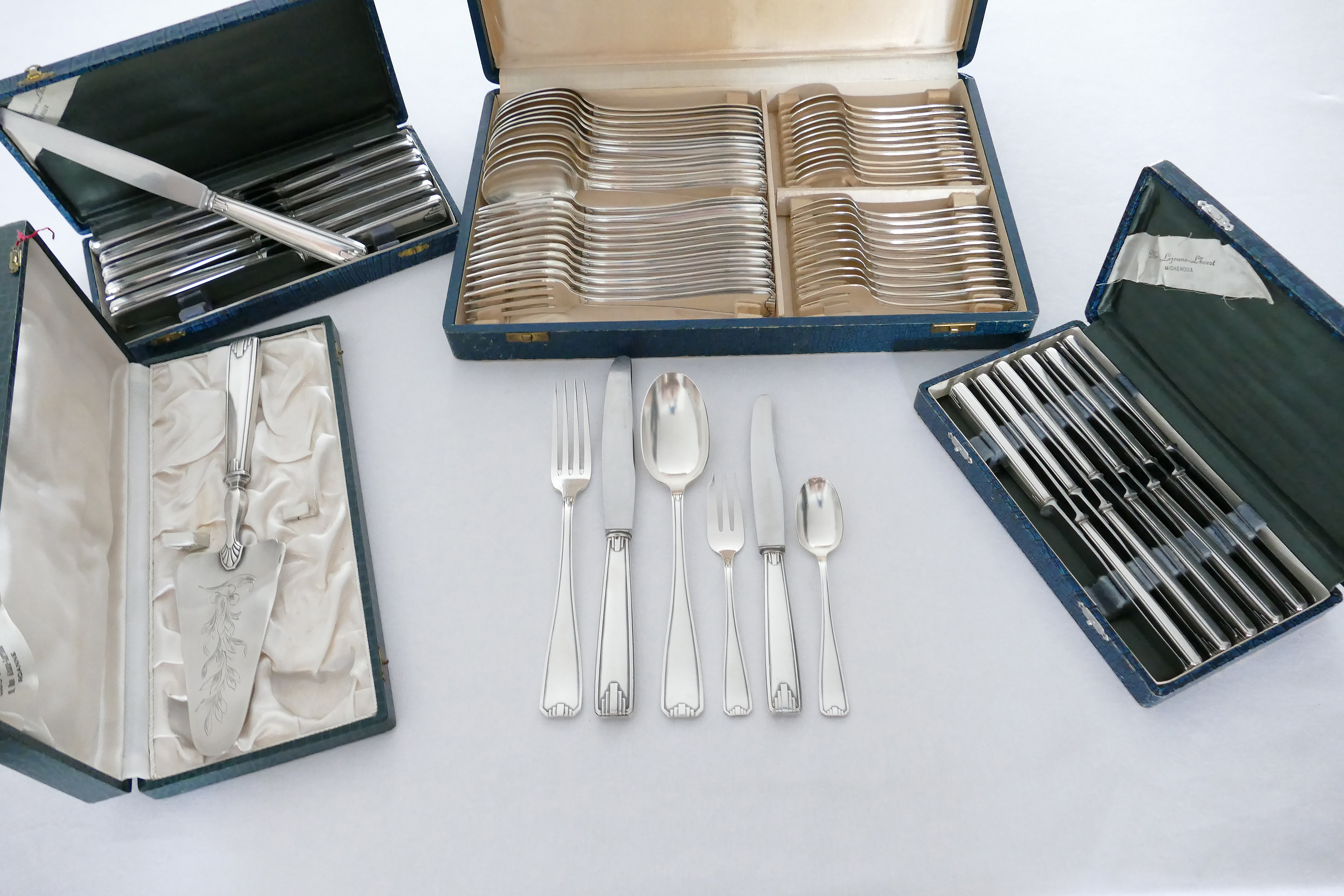 Verzilverde Art Deco bestekset in cassettes - 73-delig/12-persoons - Frankrijk, c. 1935