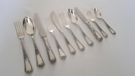 Ercuis - Silver Plated Cutlery Canteen - 12 pax./132-piece - Louis XV motive - France, 20th Century
