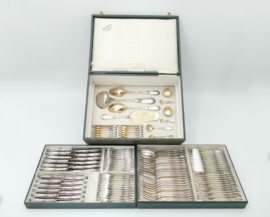 Verzilverde & Vergulde bestekcassette in Louis XIV-stijl - 118-delig/12-persoons - Bruno Wiskemann - Brussel,1924