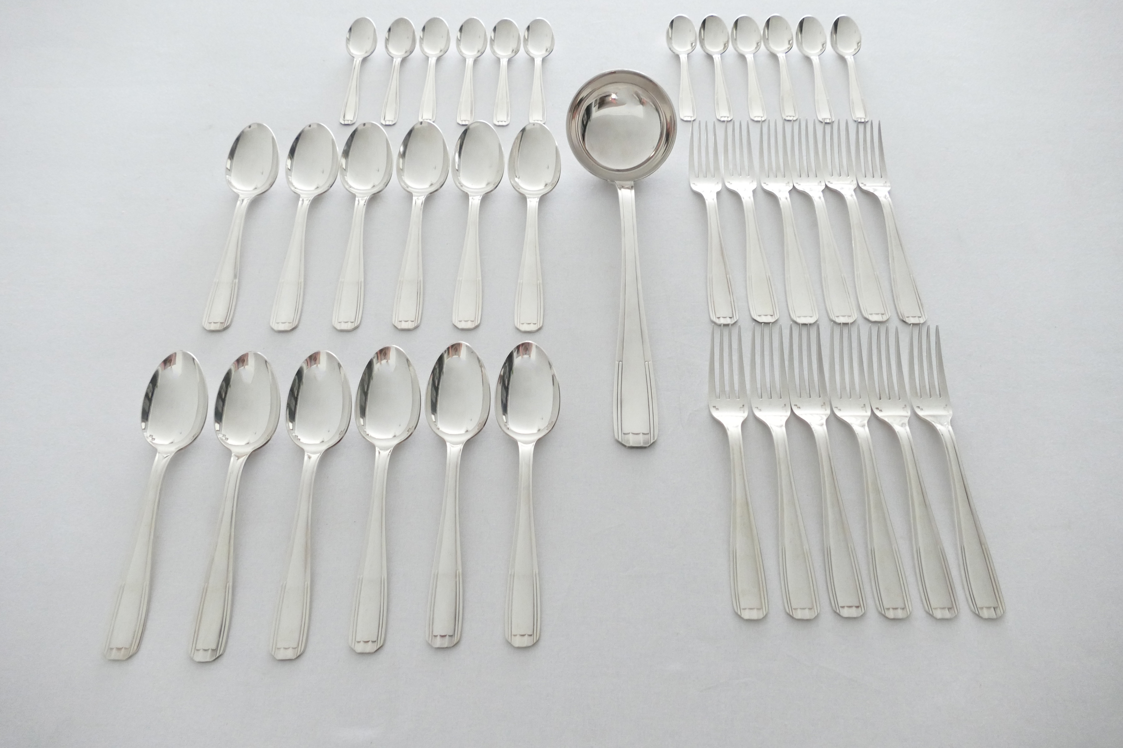 Christofle/Manufacture de L'Alfenide -  Paris - Art Deco Verzilverde Bestekcassette -   37-delig/12-persoons - Frankrijk, 1935-1950