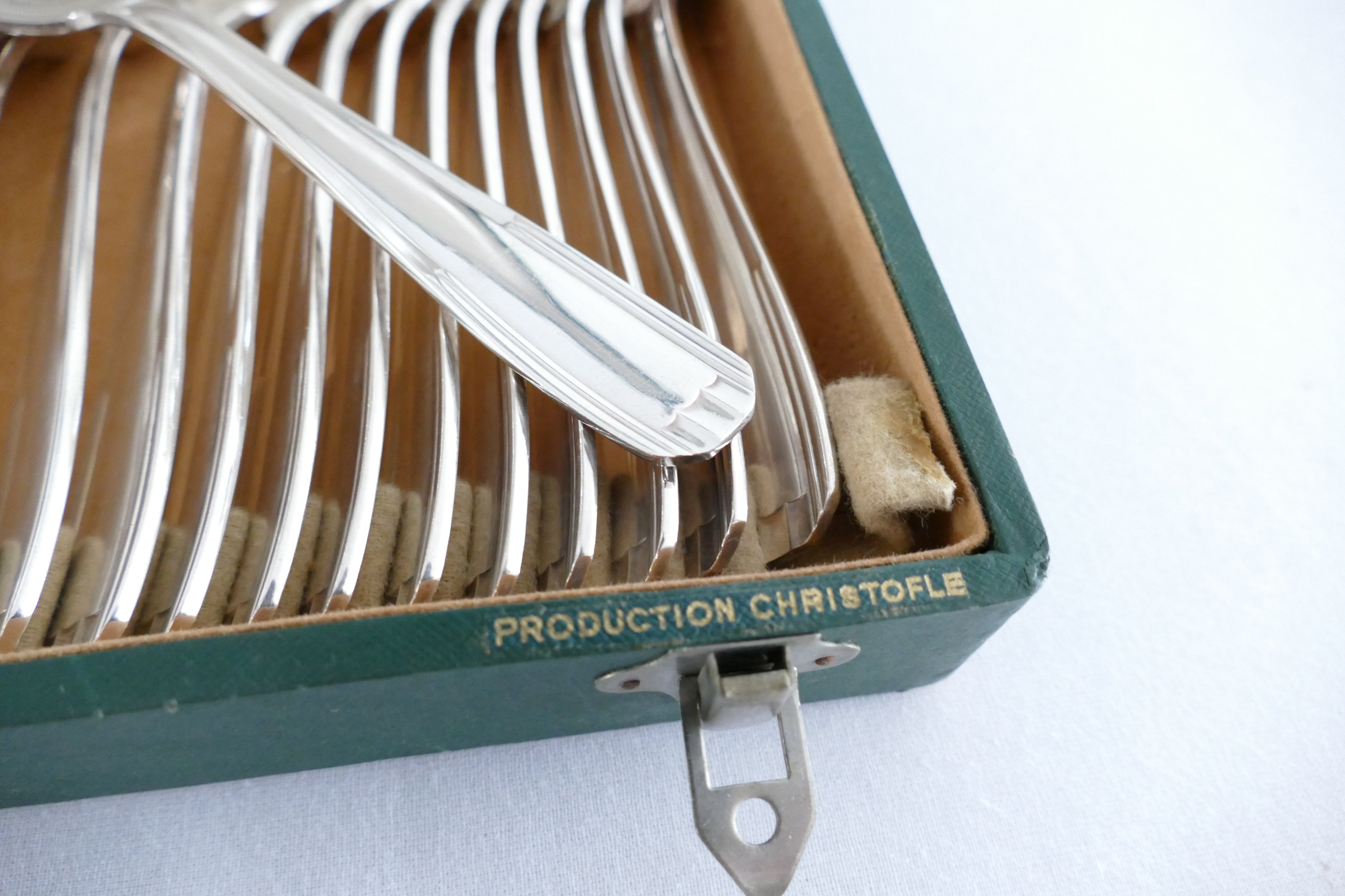 Christofle/Manufacture de L'Alfenide -  Paris - Art Deco Verzilverde Bestekcassette -   37-delig/12-persoons - Frankrijk, 1935-1950