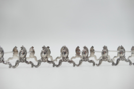 Een set van 12 verzilverde Rococo messenleggers - Orfevrerie Wiskemann - Brussel, midden 20e eeuw