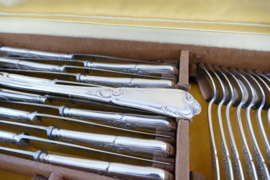 Orfevrerie J.Brille, Paris - Silver plated Louis XV Cutlery Canteen 49-piece/12-pax. - c. 1920