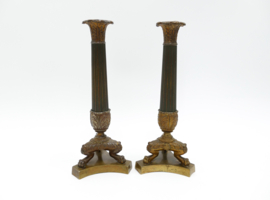 Een Paar Charles X Vuurverguld en gepatineerd bronzen Kandelaars - Frankrijk, c. 1830