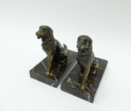 Een paar Art Deco boekensteunen in Zamac, in de vorm van Flat Coated Retrievers - c. 1930