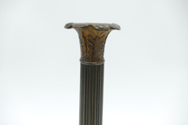 Een Paar Charles X Vuurverguld en gepatineerd bronzen Kandelaars - Frankrijk, c. 1830