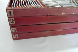 Een Italiaans Aristocratisch Verzilverd Bestek in Cassette - 201-delig/24-persoons - Manufacture de L'Alfenide, Christofle & Antonio Giacché, Milaan - Italië, c. 1870-1910