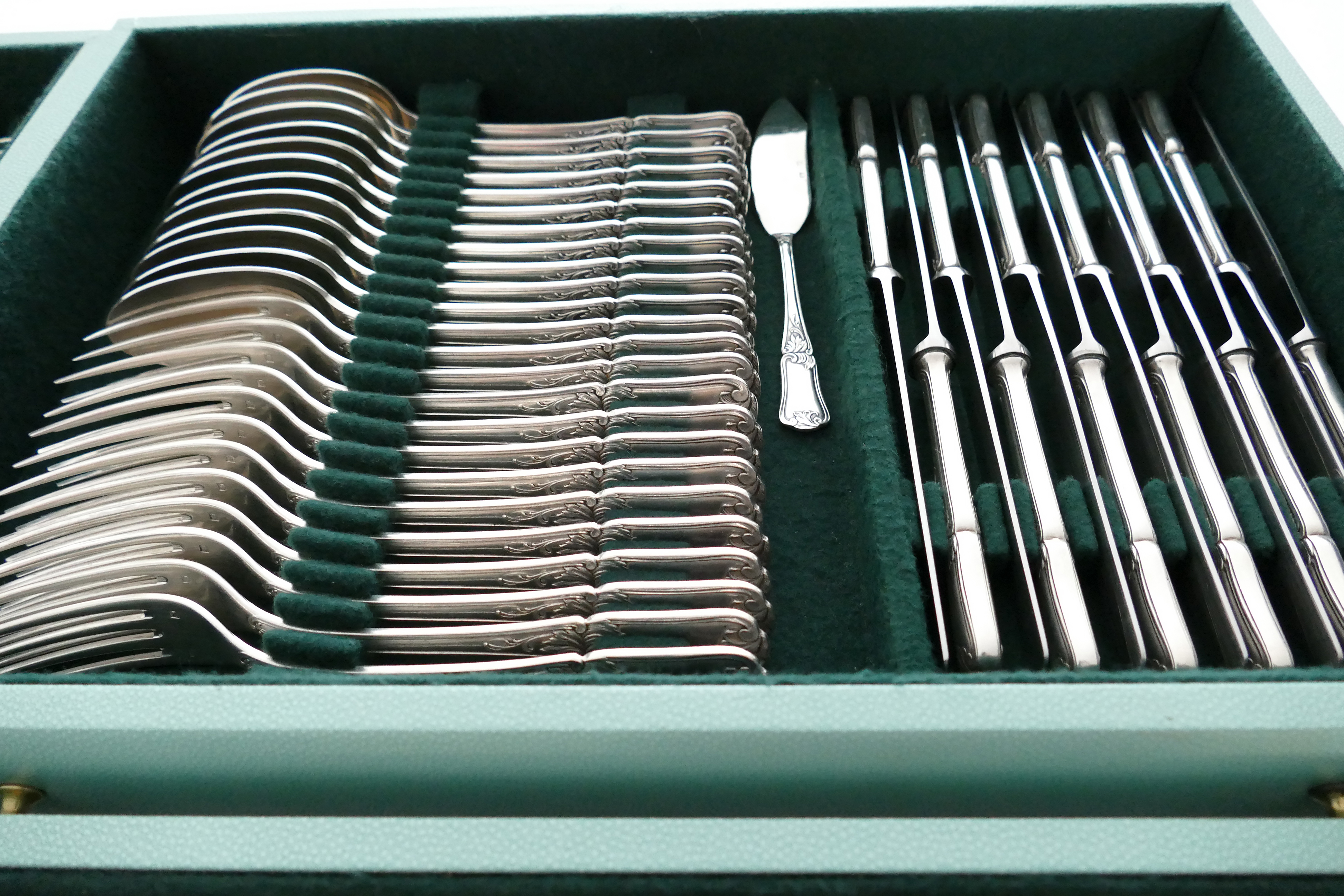 Silver Plated Cutlery Canteen in Règence-style - 136-piece/12-pax. - France, 1950's-1960's