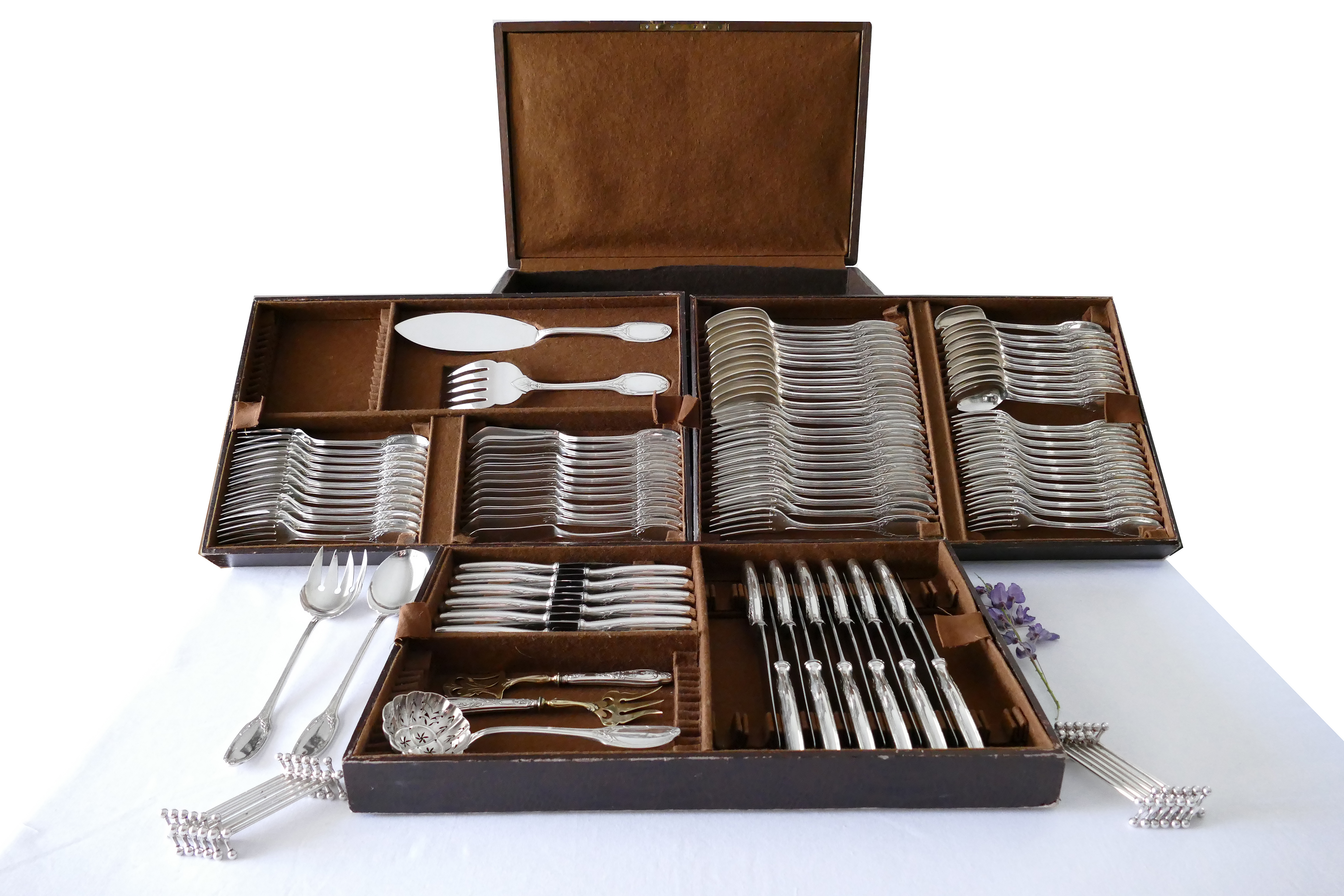 Christofle/Manufacture de L'Alfenide - Verzilverde bestekcassette - "Louis XVI Laurier" -   116-delig/12-persoons - Frankrijk, c. 1920