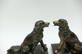 Een paar Art Deco boekensteunen in Zamac, in de vorm van Flat Coated Retrievers - c. 1930