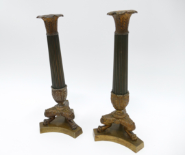 Een Paar Charles X Vuurverguld en gepatineerd bronzen Kandelaars - Frankrijk, c. 1830