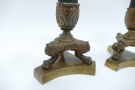 Een Paar Charles X Vuurverguld en gepatineerd bronzen Kandelaars - Frankrijk, c. 1830