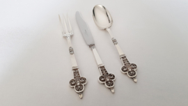 A Christofle Renaissance .925 Silver place setting - in Christofle sleeves