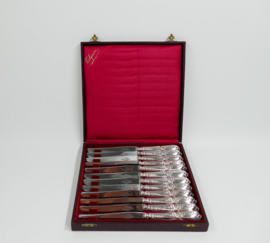 Verzilverde Messen in Cassette - 12 stuks - Louis XVI-stijl - Maison Tilquin - België, c.1950