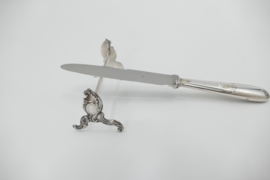 Een set van 12 verzilverde Rococo messenleggers - Orfevrerie Wiskemann - Brussel, midden 20e eeuw