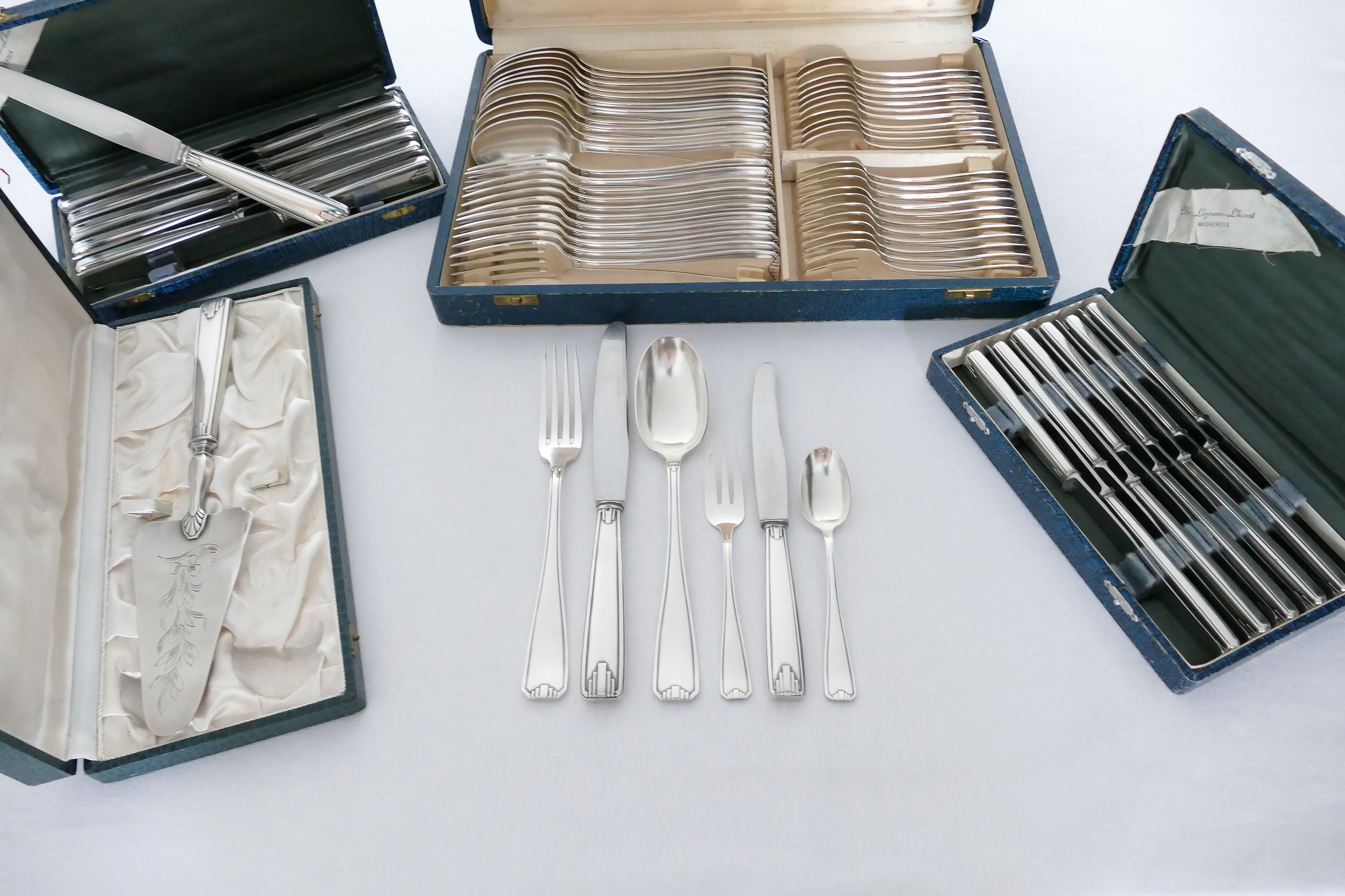 Verzilverde Art Deco bestekset in cassettes - 73-delig/12-persoons - Frankrijk, c. 1935