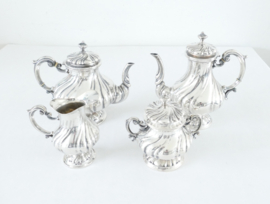 An Italian .800 silver Tea and Coffee service in the Rococo manner - A. Cesa, Alessandria - 1935-1944