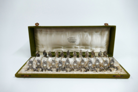 A set of 12 Silver Plated Louis XV Knife rests in their original case - Orfevrerie Wiskemann, c. 1925