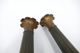 Een Paar Charles X Vuurverguld en gepatineerd bronzen Kandelaars - Frankrijk, c. 1830