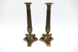 Een Paar Charles X Vuurverguld en gepatineerd bronzen Kandelaars - Frankrijk, c. 1830