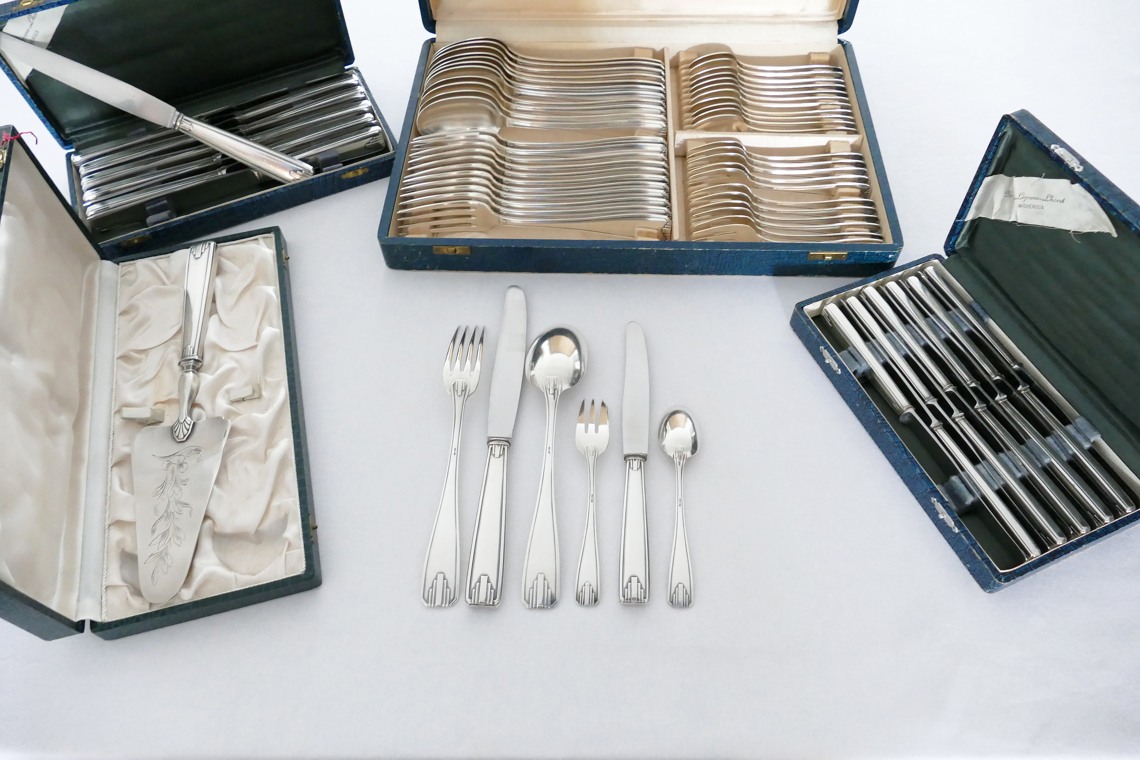Verzilverde Art Deco bestekset in cassettes - 73-delig/12-persoons - Frankrijk, c. 1935