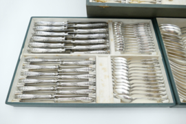 Verzilverde & Vergulde bestekcassette in Louis XIV-stijl - 118-delig/12-persoons - Bruno Wiskemann - Brussel,1924
