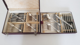 Verzilverd bestek in Louis XV/Rococo-stijl - 83-delig/12-persoons - Duitsland, c. 1950's