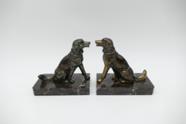 Een paar Art Deco boekensteunen in Zamac, in de vorm van Flat Coated Retrievers - c. 1930