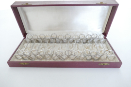 Een set van 12 verzilverde Art Deco messenleggers - Ringen - in originele cassette - Belgie, c. 1930