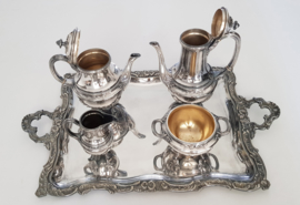 Orfevrerie Gallia (Christofle) - Verzilverd Louis XVI Thee & Koffieservies - Frankrijk, c. 1925