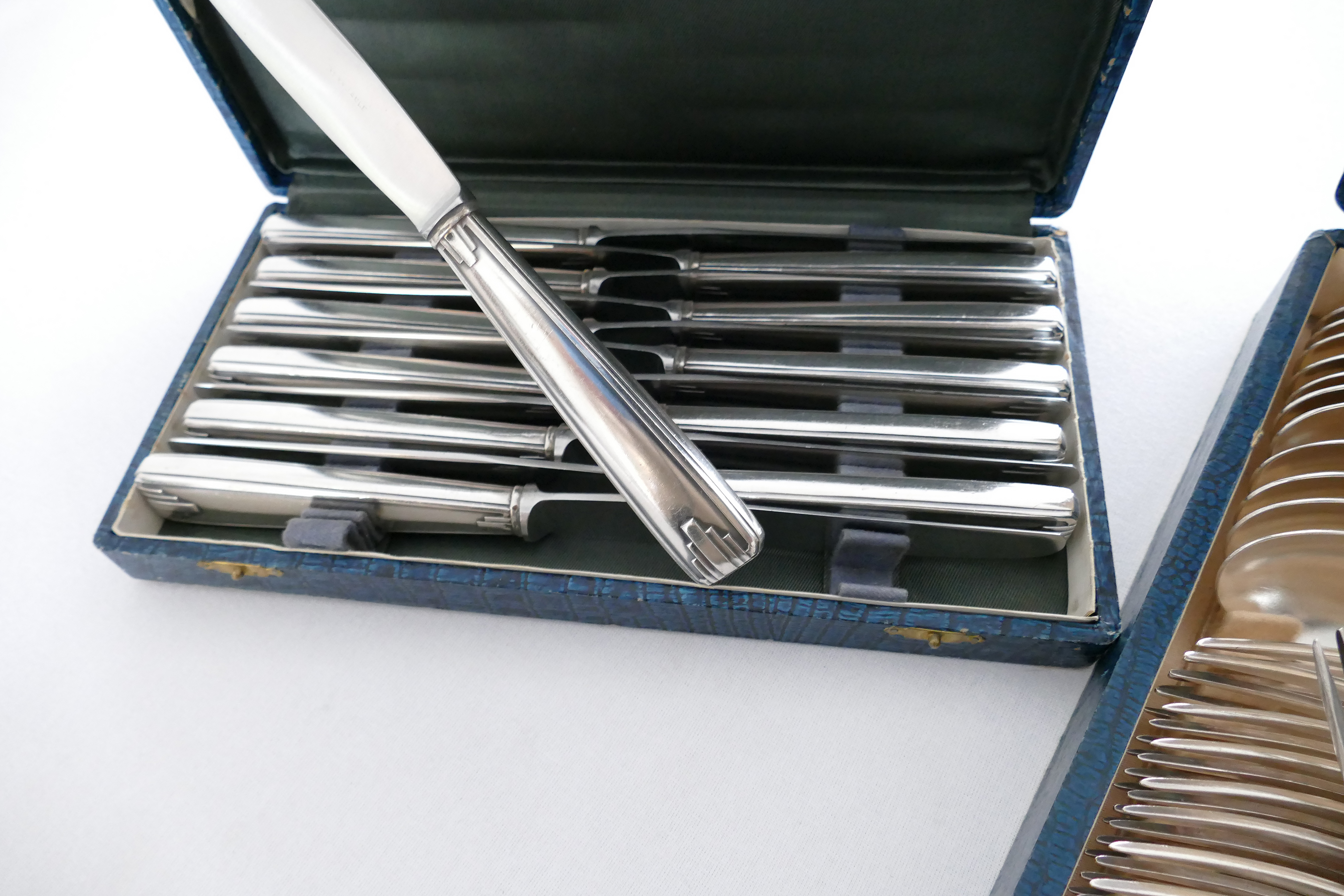 Verzilverde Art Deco bestekset in cassettes - 73-delig/12-persoons - Frankrijk, c. 1935