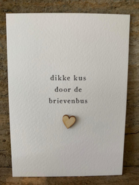Ansichtkaart met houten hartje - Dikke kus door de brievenbus