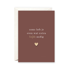 Ansichtkaart met houten hartje -  Soms heb je wat extra liefde nodig