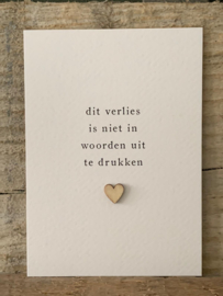 Ansichtkaart met houten hartje - Dit verlies is niet in woorden uit te drukken