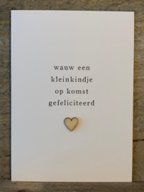 Ansichtkaart met houten hartje - Wauw een kleinkindje op komst gefeliciteerd