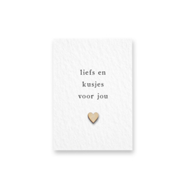 Mini kaartje met houten hartje - Liefs en kusjes voor jou
