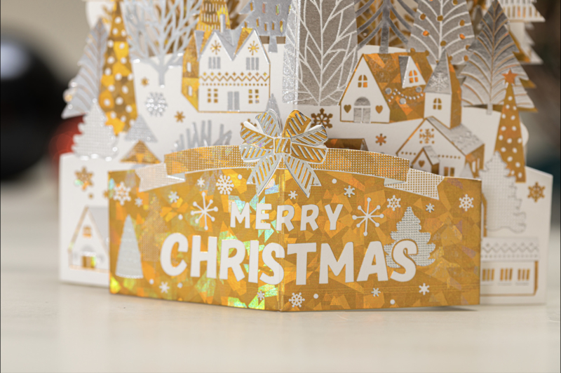 3D Pop up kerstkaart goud witte huizen op een sneeuwheuvel
