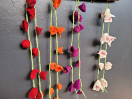 Slinger met vilten bloemen en belletjes
